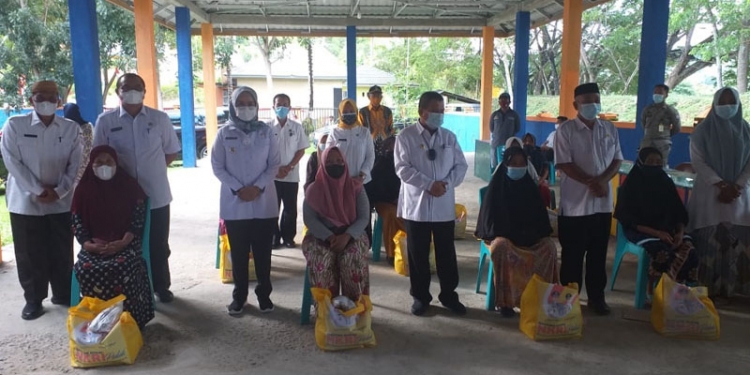 Proses penyaluran bantuan NKRI Peduli oleh Wakil Gubernur Gorontalo Idris Rahim didampingi Wakil Bupati Bone Bolango Merlan S. Uloli dam Pimpinan OPD Pemerintah Provinsi Gorontalo untuk masyarakat Kecamatan Bulango Utara dan Bulango Ulu. (Foto Indra/Gopos)