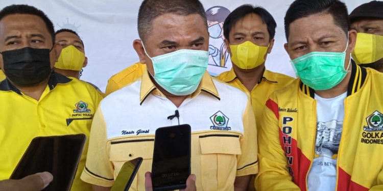 Ketua Dekab Pohuwato Golkar, Nasir Giasi, yang juga Ketua DPD II Golkar Pohuwato pada pelaksanaan vaksinasi Covid-19 di DPD Golkar Pohuwato