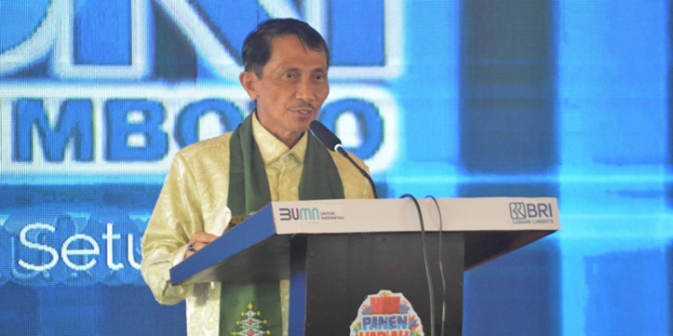 Bupati Gorontalo, Nelson Pomalingo, saat memberikan sambutan dalam giat bersama Bank Rakyat Indonesia (BRI) Cabang Limboto di kegiatan Panen Hadiah Simpedes, di Rumah Makan Orasawa Kelurahan Biyonga Kecamatan Limboto Kabupaten Gorontalo, Sabtu (7/8/2021), Foto : Putra/Gopos.