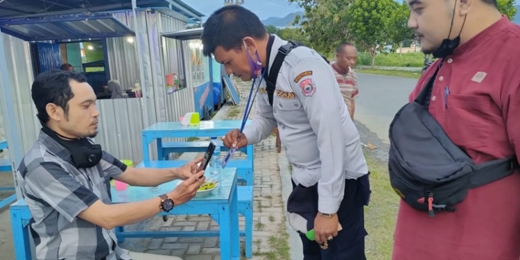 Dinas Perhubungan saat melayani masyarakat dalam pengunaan QRIS pada retribusi parkir. (Foto Istimewa)