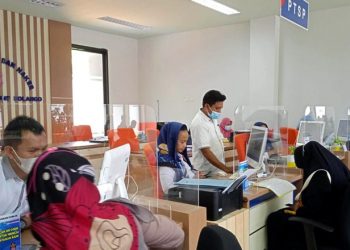 Proses pelayanan yang dilakukan oleh DPMPTS-TK Bone Bolango terhadap masyarakat. (Foto AKP/Kominfo)