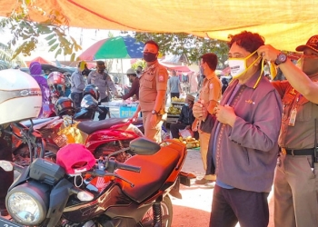 Aparatur Pemprov Gorontalo melakukan pembagian masker sekaligus edukasi untuk patuh terhadap protokol kesehatan. (dok. Kominfo Prov.Gorontalo)