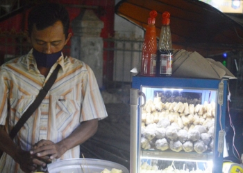 Sugeng (40) Pedagang siomay asal Kelurahan Kayubulan Kecamatan Limboto. Foto : Putra/Gopos.