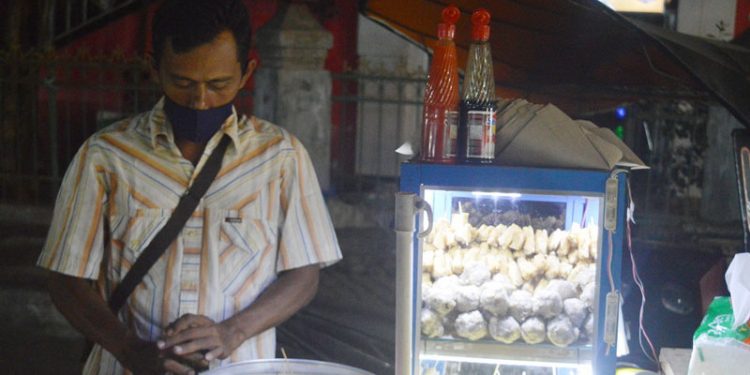 Sugeng (40) Pedagang siomay asal Kelurahan Kayubulan Kecamatan Limboto. Foto : Putra/Gopos.