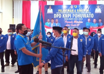 Ketua KNPI Provinsi Gorontalo, Ghalieb Lahidjun (Kiri) melantik Pengurus DPD II KNPI Pohuwato.