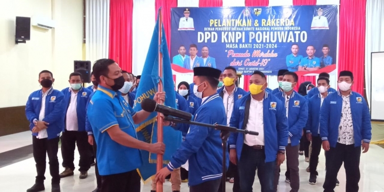 Ketua KNPI Provinsi Gorontalo, Ghalieb Lahidjun (Kiri) melantik Pengurus DPD II KNPI Pohuwato.