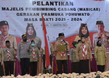 Pelantikan Saipul Mbuinga dan Suharsi Igirisa sebagai Ketua dan Wakl Ketua Mabicab serta pengurus Mabicab Pohuwato oleh Ketua Kwarda Pramuka Provinsi Gorontalo, Idah Syahidah. (Kominfo Pohuwato)