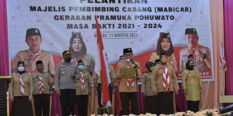 Pelantikan Saipul Mbuinga dan Suharsi Igirisa sebagai Ketua dan Wakl Ketua Mabicab serta pengurus Mabicab Pohuwato oleh Ketua Kwarda Pramuka Provinsi Gorontalo, Idah Syahidah. (Kominfo Pohuwato)