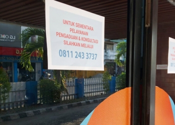 Pengumuman aduan pelayanan secara online yang terpampang di depan pintu masuk kantor Ombudsman Perwakilan Provinsi Gorontalo. (istimewa)