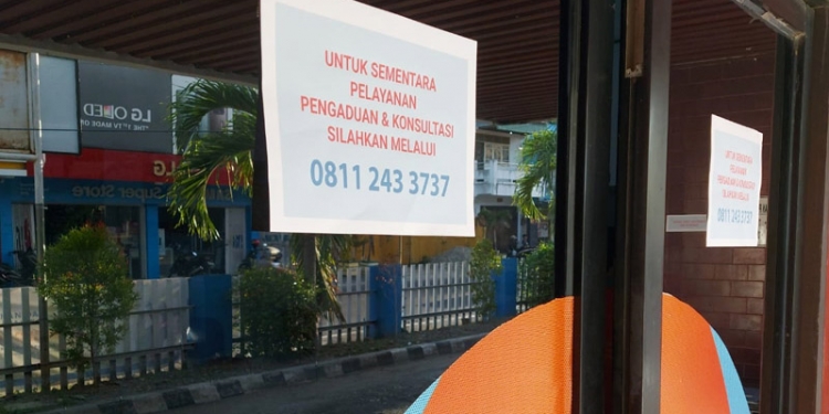 Pengumuman aduan pelayanan secara online yang terpampang di depan pintu masuk kantor Ombudsman Perwakilan Provinsi Gorontalo. (istimewa)