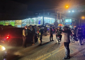 Petugas gabungan Polri, TNI dan Satpol PP melakukan pengamanan perbatasan Kota dan Kabupaten Gorontalo dalam rangka mengoptimalkan penerapan PPKM. (dok Polda Gorontalo)