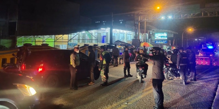 Petugas gabungan Polri, TNI dan Satpol PP melakukan pengamanan perbatasan Kota dan Kabupaten Gorontalo dalam rangka mengoptimalkan penerapan PPKM. (dok Polda Gorontalo)
