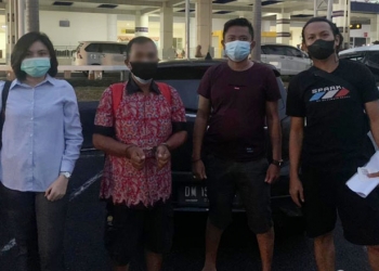 Terduga pemerkosa anak tiri (batik merah) saat diamankan Tim Resmob Polres Bone Bolango dan dibawa dari Kaltim ke Gorontalo. (istimewa)