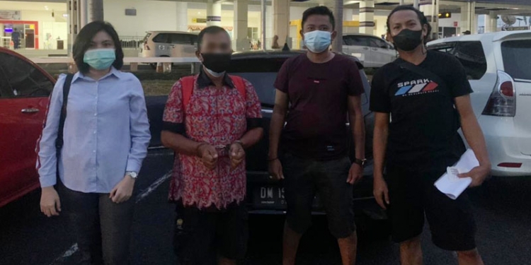 Terduga pemerkosa anak tiri (batik merah) saat diamankan Tim Resmob Polres Bone Bolango dan dibawa dari Kaltim ke Gorontalo. (istimewa)