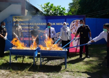 Bea Cukai musnahkan miras dan rokok ilegal