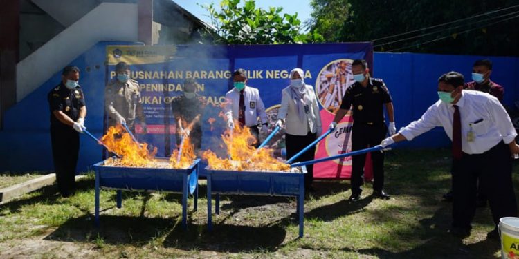 Bea Cukai musnahkan miras dan rokok ilegal