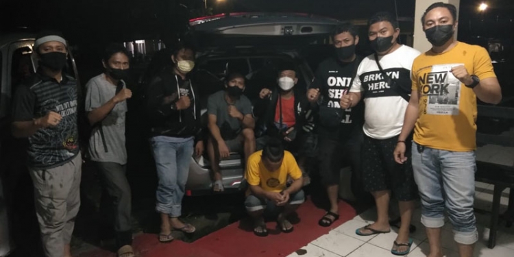 Tim Khusus Polres Bone Bolango dibawah pimpinan Aipda Fauzan Mursali berhasil mengamankan FU yang membawa miras jenis cap tikus dari wilayah Bolaang Mongondow Selatan. (Foto Istimewa)