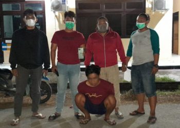 Tim Piranha Polres Gorontalo Utara berhasil menangkap SC (duduk) pelaku pencurian Iphone milik Zulkarnain warga Desa Tanjung Karang, Kecamatan Tomilito, Gorontalo Utara. (istimewa)