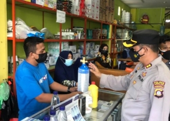 Kapolres Gorontalo Kota, AKBP Suka Irawanto mengecek ketersediaan tabung oksigen