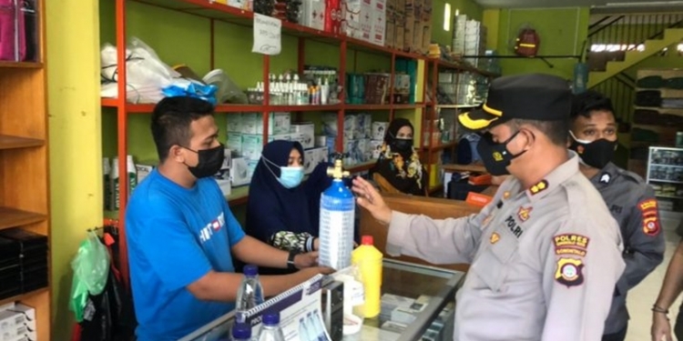 Kapolres Gorontalo Kota, AKBP Suka Irawanto mengecek ketersediaan tabung oksigen