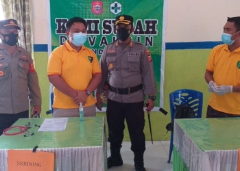 Kapolres Bone Bolango, AKBP Emile Reisitei Hartanto beserta Forkopimda Bone Bolango saat meninjau pelaksanaan dan capaian vaksinasi di Kecamatan Bone Pantai. (Foto Indra/Gopos)