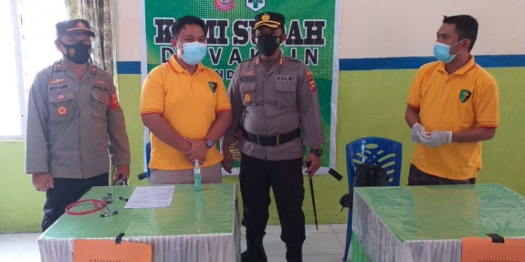 Kapolres Bone Bolango, AKBP Emile Reisitei Hartanto beserta Forkopimda Bone Bolango saat meninjau pelaksanaan dan capaian vaksinasi di Kecamatan Bone Pantai. (Foto Indra/Gopos)