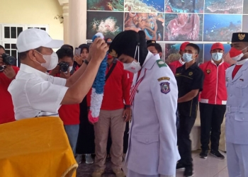 Bupati Pohuwato, Saipul Mbuinga, melakukan penyambutan kepada Shevia Puspita Sari usai menjalankan tugas sebagai Paskibraka Nasional di Istana Negara Jakarta. (Mahmud/gopos)