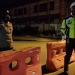 Personel Polres Gorontalo Kota melakukan penjagaan dalam kegiatan penyekatan sejumlah ruas jalan di Kota Gorontalo untuk mengurangi mobilitas warga. (dok. Polres Gorontalo Kota)