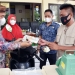 Bupati Pohuwato, Saipul Mbuinga (kiri) menyerahkan Surat Tanda Nomor Kendaraan (STNK) dalam penyerahan sepeda motor cool box bagi penjual ikan keliling, Jumat (20/8/2021)