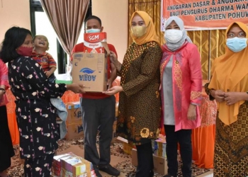 Penyerahan Bahan Makanan Bagi Ibu KEK, oleh Ketua DWP pohuwato Neg Suritinojo Niode bersama Sekretaris DWP Provinsi Gorontalo, Ny. Karsum Doda Kaluku.