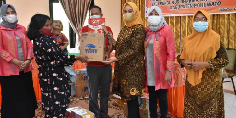 Penyerahan Bahan Makanan Bagi Ibu KEK, oleh Ketua DWP pohuwato Neg Suritinojo Niode bersama Sekretaris DWP Provinsi Gorontalo, Ny. Karsum Doda Kaluku.