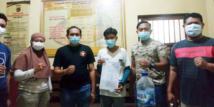 AG alias Adrian (tengah) diamankan Sat ReskrimPolres Gorontalo setelah diduga mencoba memperkosa seorang gadis.