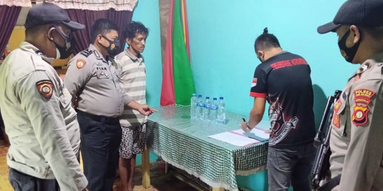Kepolisian Sektor (Polsek) Bone Raya saat menggelar operasi pekat untuk mencegah gangguan kamtibmas dan berhasil mengamankan 7,8 liter miras jenis cap tikus. (Foto Istimewa)