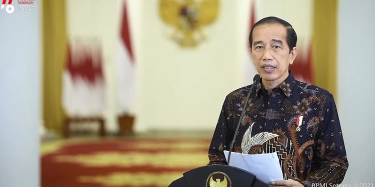 Presiden Joko Widodo melalui tayangan di kanal YouTube Sekretariat Presiden, melansir keputusan perpanjangan PPKM untuk daerah yang berstatus PPKM Level 4. (Setpres RI)