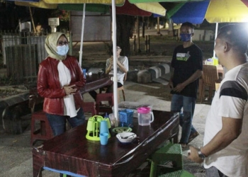 Satgas Covid-19 Bone Bolango yang dipimpin langsung oleh Wakil Bupati Merlan S. Uloli saat menghimbau kepada masyarakat yang masih melakukan aktivitas melewati batas waktu yang telah ditentukan pada pelaksanaan PPKM Level 3. (Foto Irul/Kominfo)