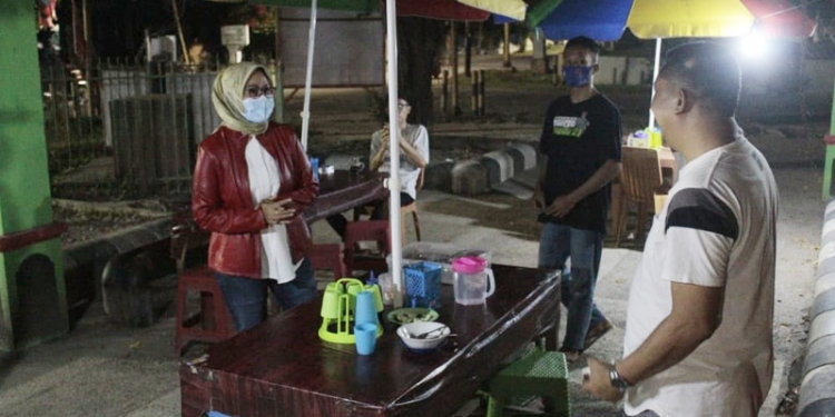 Satgas Covid-19 Bone Bolango yang dipimpin langsung oleh Wakil Bupati Merlan S. Uloli saat menghimbau kepada masyarakat yang masih melakukan aktivitas melewati batas waktu yang telah ditentukan pada pelaksanaan PPKM Level 3. (Foto Irul/Kominfo)