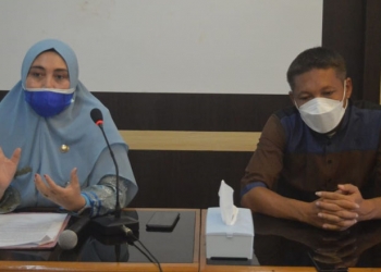 Wakil Direktur Pelayanan RSUD MM Dunda Limboto, dr Rila Rita Thaib (Kiri) saat memberikan pernyataan dalam konferensi pers di RSUD MM Dunda Limboto, Jumat (13/8/2021). (Foto: Putra/gopos)