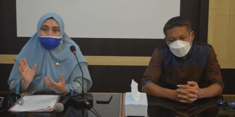 Wakil Direktur Pelayanan RSUD MM Dunda Limboto, dr Rila Rita Thaib (Kiri) saat memberikan pernyataan dalam konferensi pers di RSUD MM Dunda Limboto, Jumat (13/8/2021). (Foto: Putra/gopos)