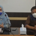 Wakil Direktur Pelayanan RSUD MM Dunda Limboto, dr Rila Rita Thaib (Kiri) saat memberikan pernyataan dalam konferensi pers di RSUD MM Dunda Limboto, Jumat (13/8/2021). (Foto: Putra/gopos)