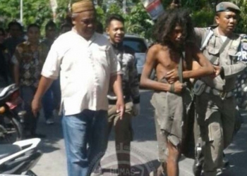 Petugas Satpol PP mengamankan salah satu orang dengan gangguan jiwa (ODGJ) di Kota Gorontalo beberapa tahun lalu. (Foto: Dok. Kominfo).