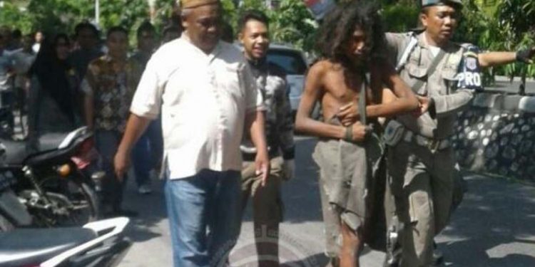 Petugas Satpol PP mengamankan salah satu orang dengan gangguan jiwa (ODGJ) di Kota Gorontalo beberapa tahun lalu. (Foto: Dok. Kominfo).