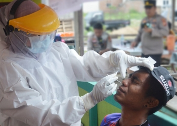 Salah seorang masyarakat yang berkunjung ke Pasar Hulawa Desa Hulawa Kecamatan Telaga Kabupaten Gorontalo di vaksinasi Covid-19, Jumat (6/8/2021). (Foto: Putra/Gopos)