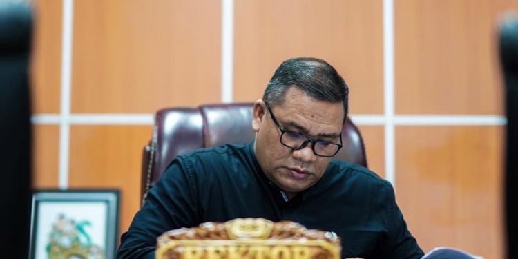 Rektor UNG, Eduart Wolok.