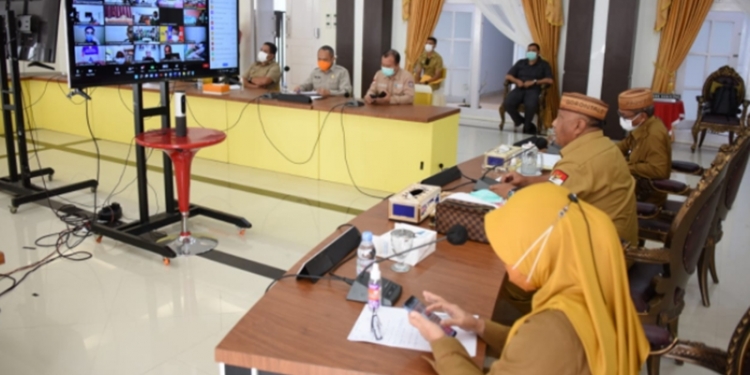 Gubernur Gorontalo Rusli Habibie (tengah) saat memimpin rapat virtual dengan Forkopimda, Bupati, Wali Kota serta perwakilan camat dan desa, Selasa (10/8/2021). Foto – Salman)