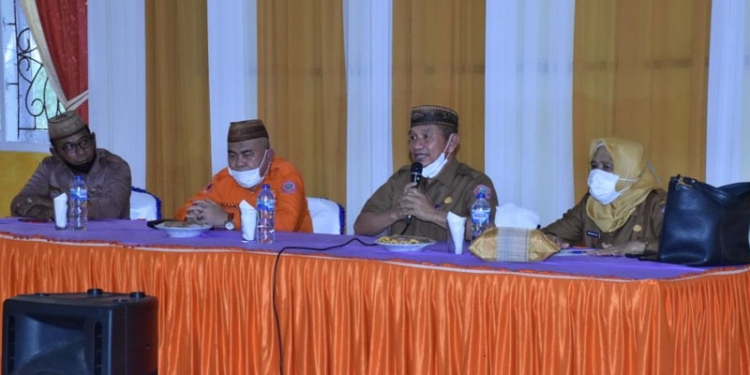Bupati Pohuwato, Saiful A Mbuinga didampingi Forkopimda menghadiri rapat percepatan vaksinasi di Kecamatan Marisa bertempat di aula Kantor Camat Marisa.