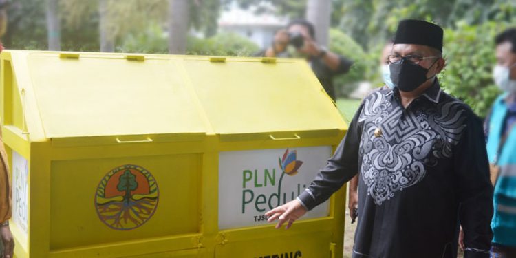 Satu dari 6 Unit Sampah Terpilah diserahkan kepada pihak Pemerintah Kota Gorontalo kepada Walikota Gorontalo, Marten Taha, (26/8/2021) Foto : Putra/Gopos.