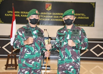 Serah terima jabatan Danrem 133/NWB Gorontalo dari pejabat lama Brigjen TNI Bagus Antonov Hardito (kiri) ke pejabat baru Kolonel Inf. Armin Ibrahim (kanan). (istimewa)