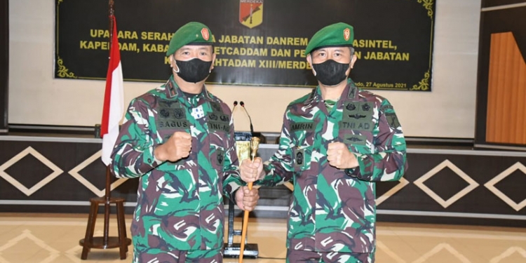 Serah terima jabatan Danrem 133/NWB Gorontalo dari pejabat lama Brigjen TNI Bagus Antonov Hardito (kiri) ke pejabat baru Kolonel Inf. Armin Ibrahim (kanan). (istimewa)
