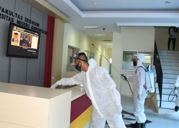 Sterlisasi kawasan Fakultas Ekonomi UNG dalam rangka meminimalisir penyebaran Covid-19. (istimewa)