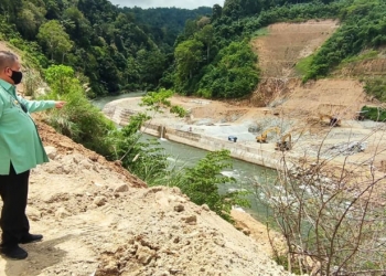 Wagub Gorontalo H. Idris Rahim meninjau pembangunan PLTMH di Desa Poduwoma, Kecamatan Suwawa Timur, Kabupaten Bone Bolango, Kamis (12/8/2021). (Foto : Adc)